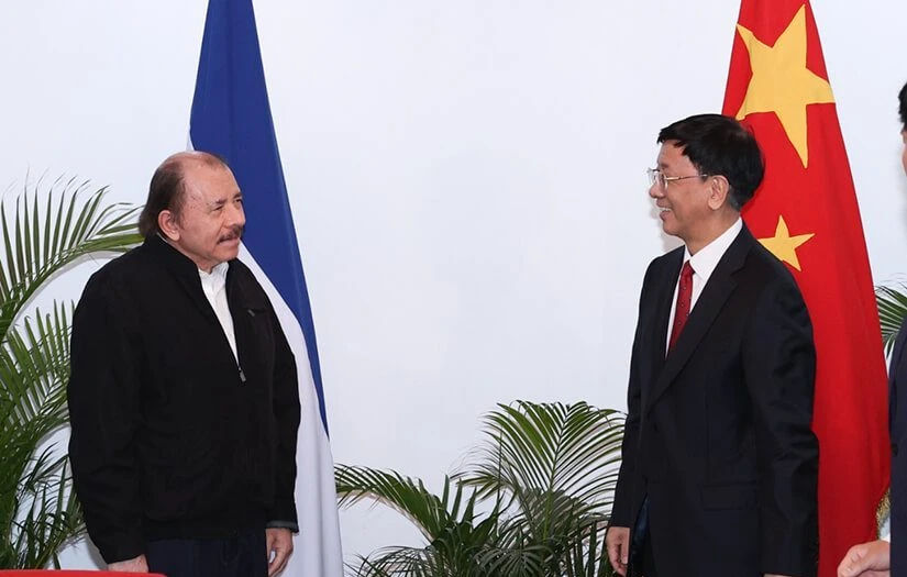 El dictador Daniel Ortega junto a el embajador chino Qu Yuhui