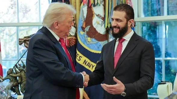 Ahmed Al-Sharaa junto al presidente Donald Trump