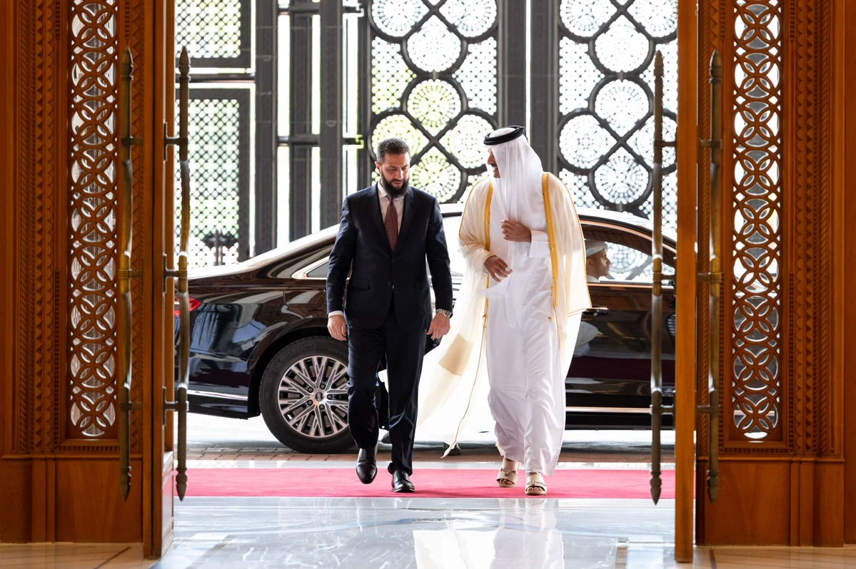 Ahmed Al-Sharaa siendo recibido por el emir Sheikh Tamim bin Hamad Al Thani