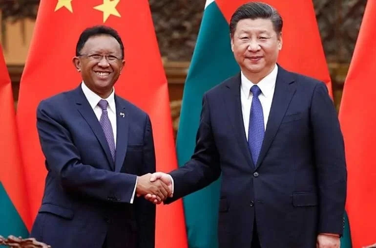 El dictador Xi Jinping junto al lider de Madagascar