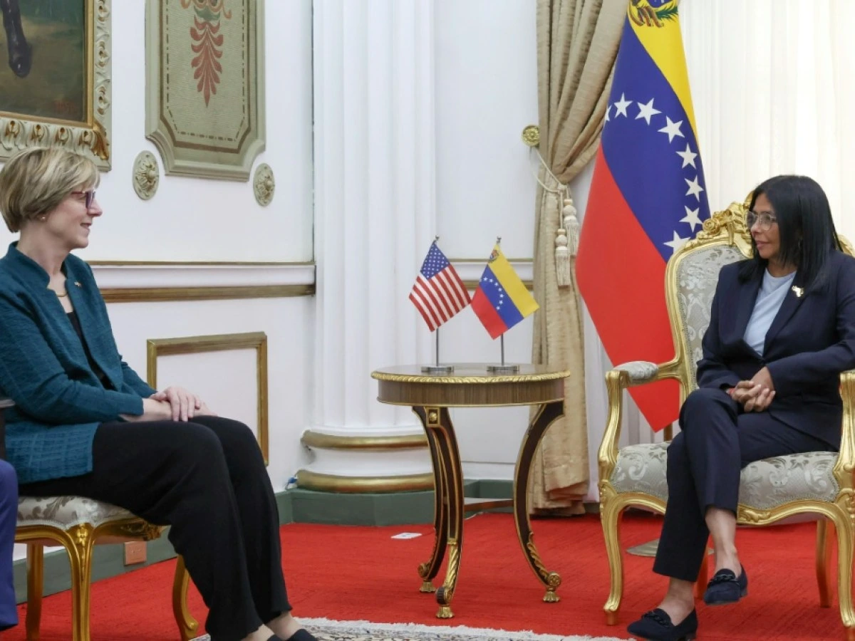 La anterior diplomática estadounidense Laura Dogu con la dictadura Delcy Rodríguez