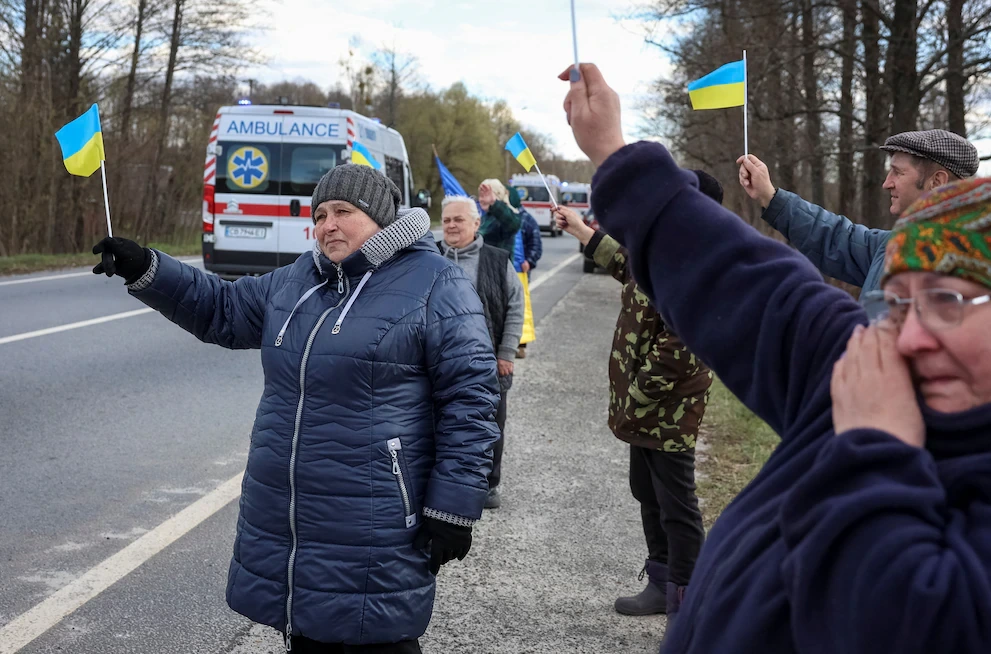 Familiares de los prisioneros ucranianos recibiendolos