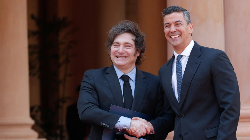 Javier Milei junto a Santiago Peña