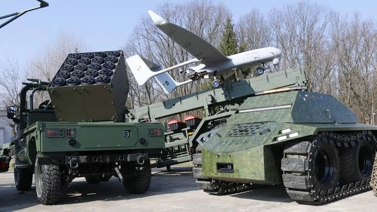 Un dron militar ucraniano junto a un lanzador de misiles antiaéreos 