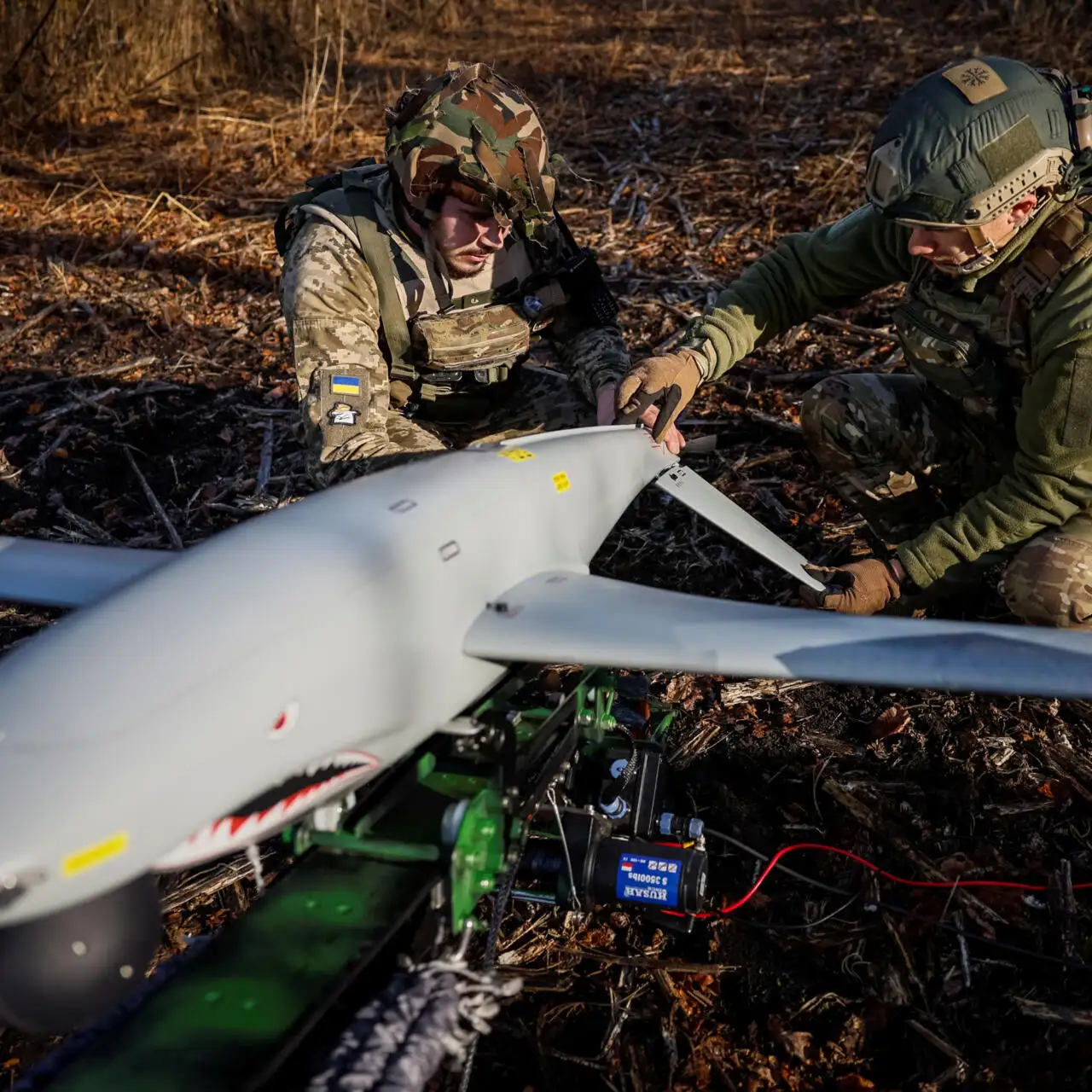 Soldados ucranianos con un dron militar