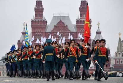 Soldados rusos en el desfile del 9 de mayo