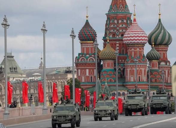 Vehículos militares en el desfile del Día de la Victoria