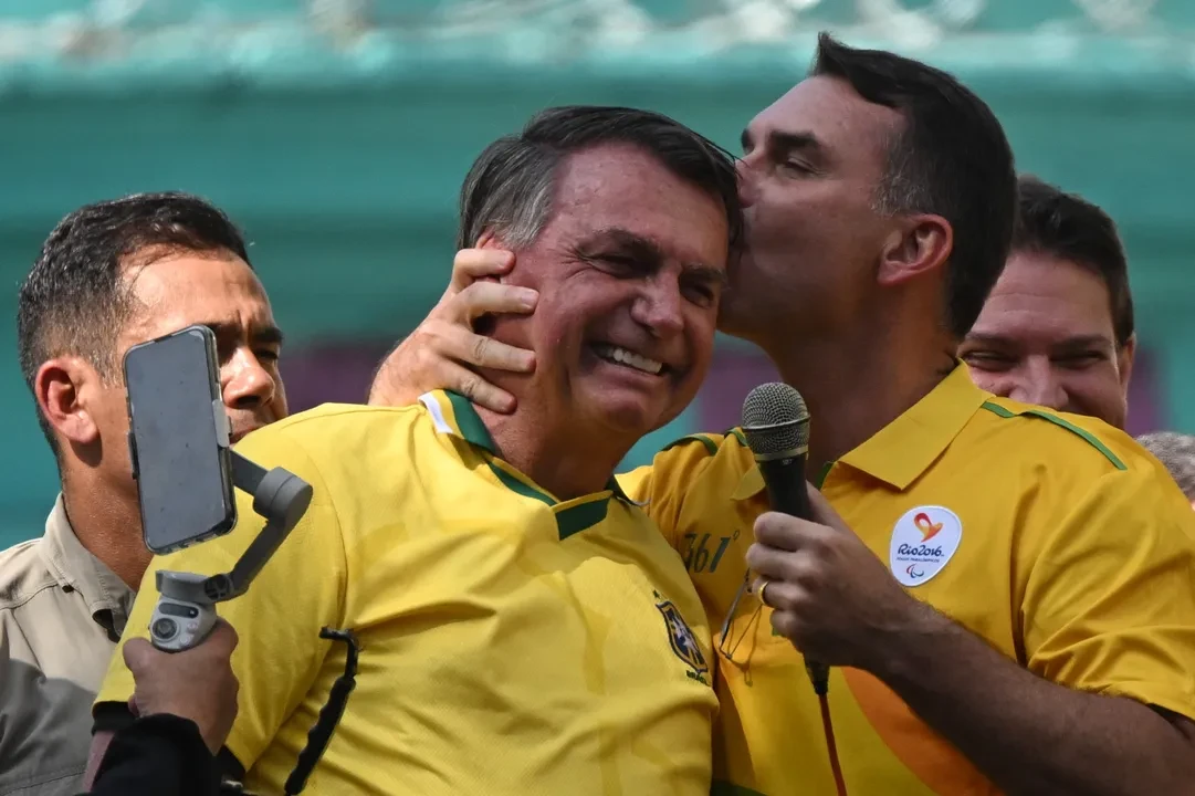 El senador brasilero Flávio Bolsonaro junto a su padre Jair Bolsonaro