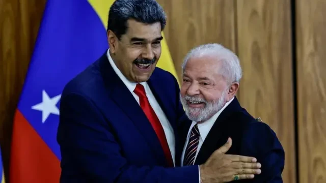 EL exdictador Nicolas Maduro junto al presidente comunista de Brasil Lula da SIlva