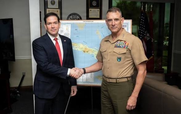Marco Rubio y el general del Comando Sur adelante de un mapa de Cuba
