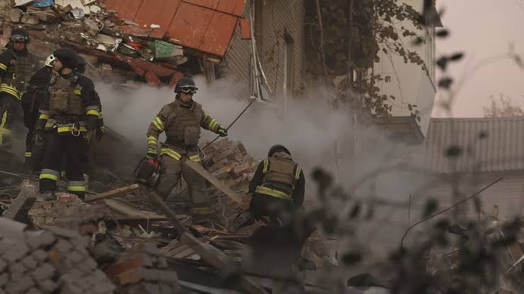 Bomberos ucranianos apagando el fuego causado por un bombardeo