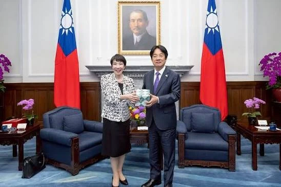 La primer ministra japonesa Sanae Takaichi junto al presidente taiwanes Lai Ching-te