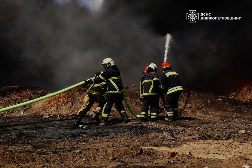 Bomberos ucranianos apagando un incendio provocado por el ataque
