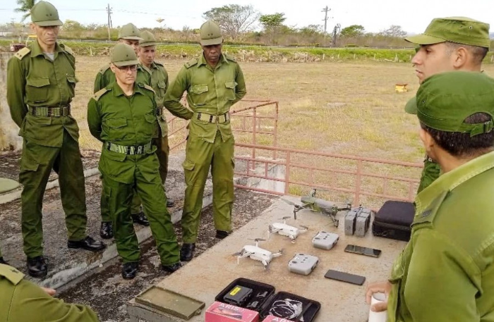 Soldados cubanos con drones de uso civil