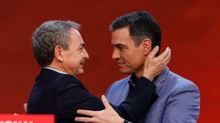 Zapatero next to Pedro Sánchez