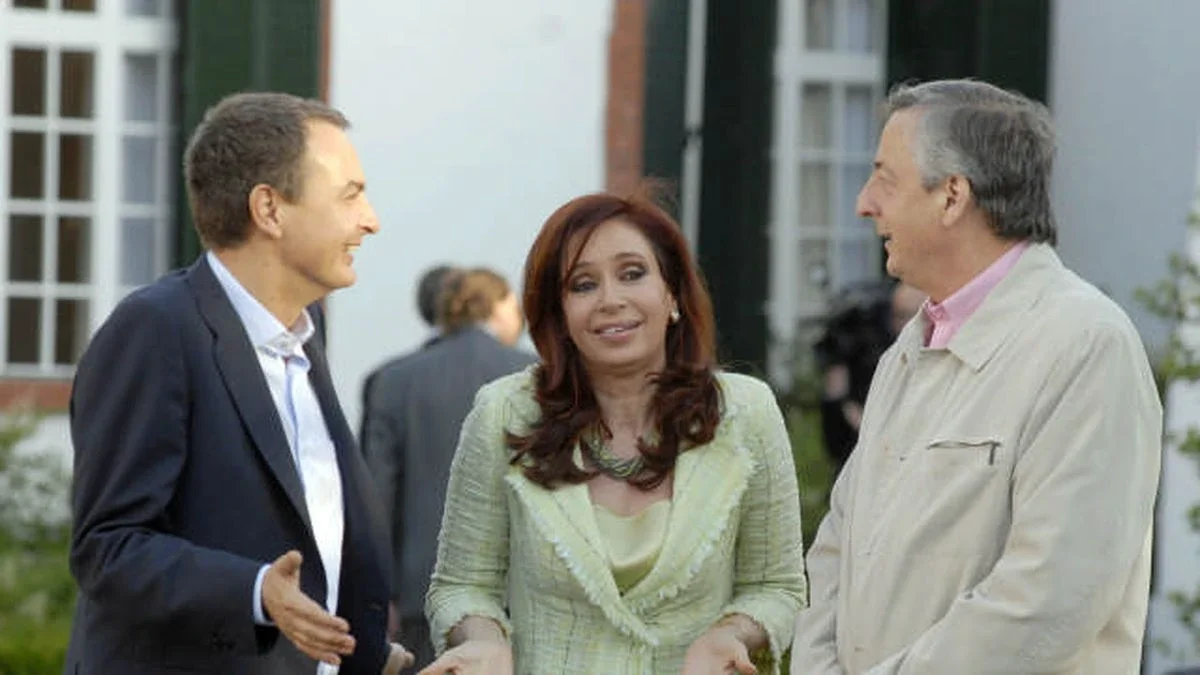 Rodríguez Zapatero alongside former presidents Cristina and Nestor Kirchner