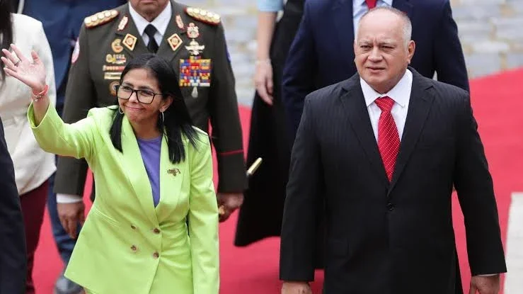 La dictadora Delcy Rodríguez junto a Diosdado Cabello