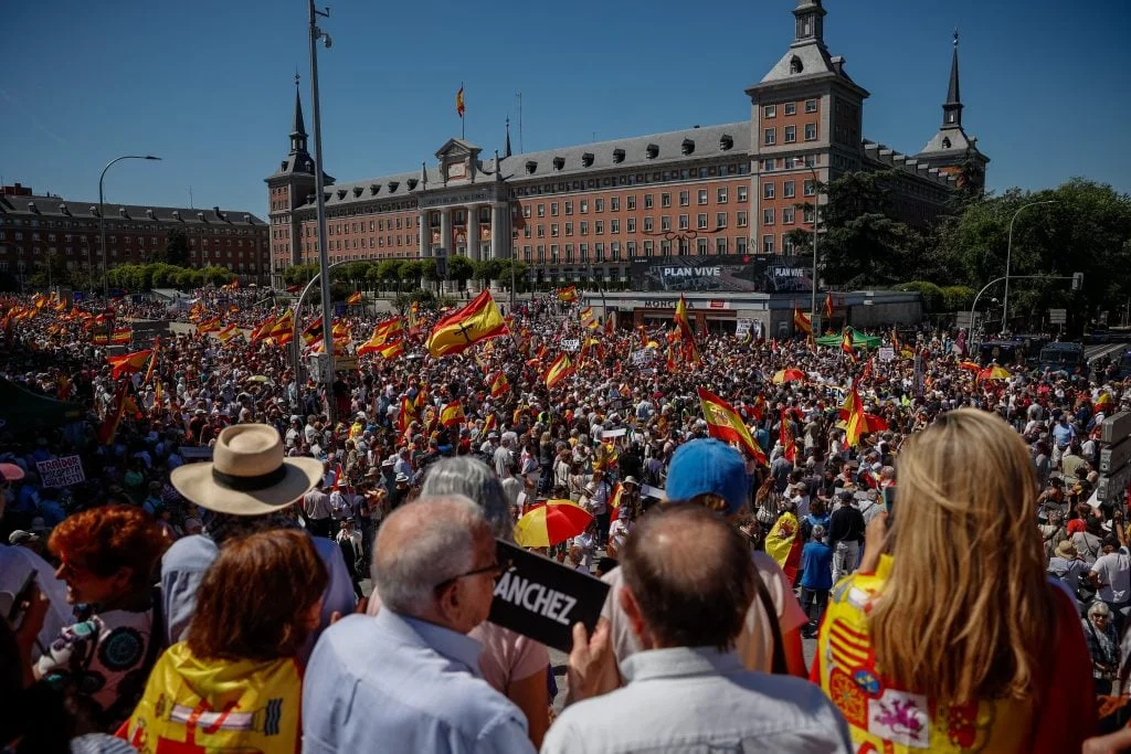 Españoles marchando en Madrid contra Sánchez