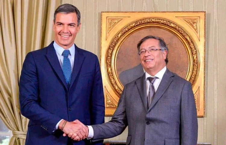 Pedro Sánchez junto al presidente comunista colombiano Gustavo Petro