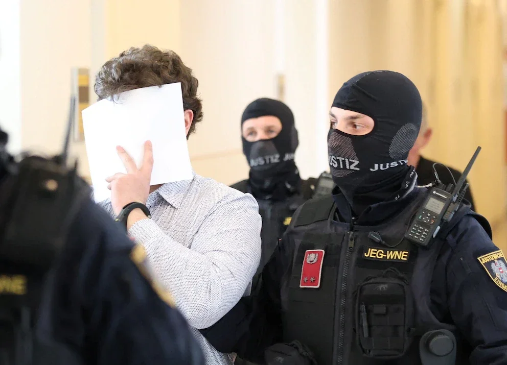 El terrorista siendo transportado al juicio