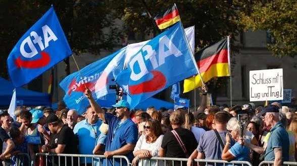 Votantes de la AfD celebrando la victoria en sajonia