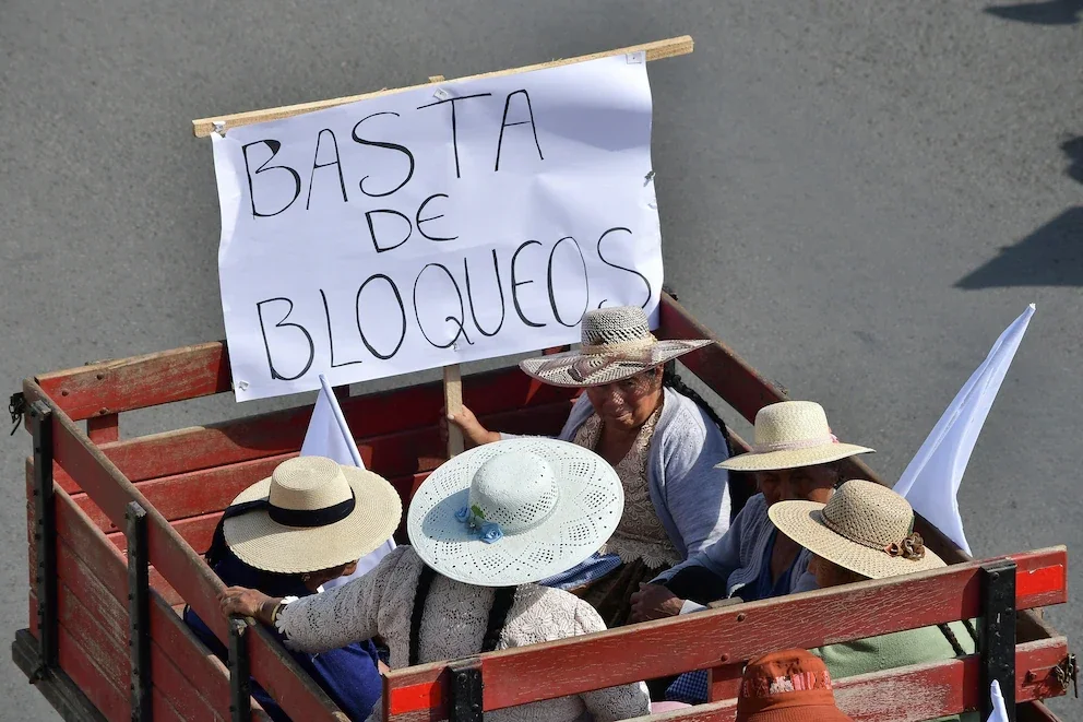 Familiares de pacientes y médicos manifestándose contra los bloqueos de Evo Morales