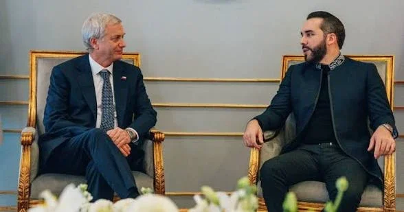 El presidente José Antonio Kast junto a Nayib Bukele