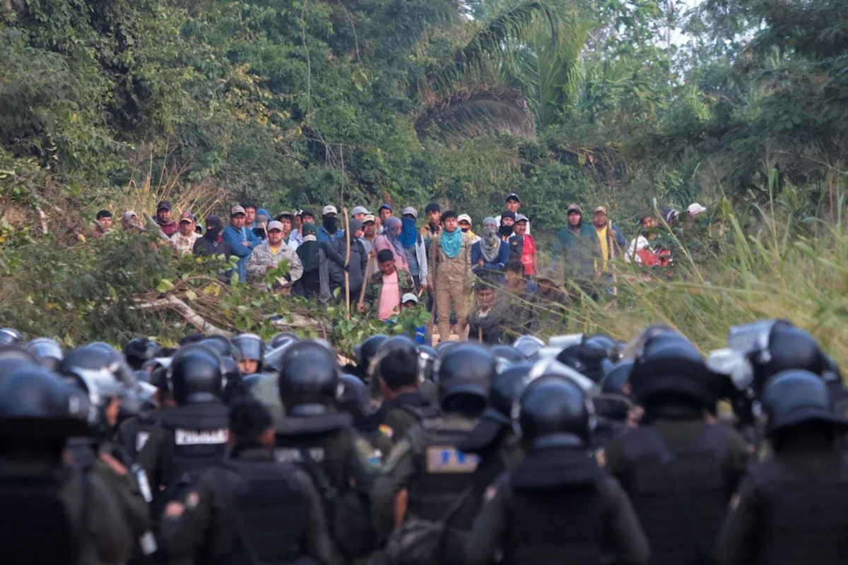 Oficiales de seguridad bolivianos enfrentándose a los seguidores de Evo Morales