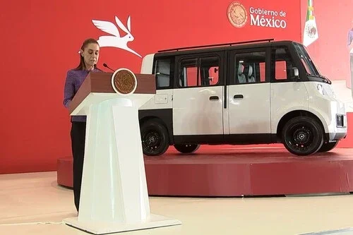 La presidente mexicana Claudia Sheinbaum junto al vehiculo Olinia