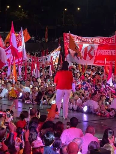 Peruanos celebrando la victoria de Fujimori
