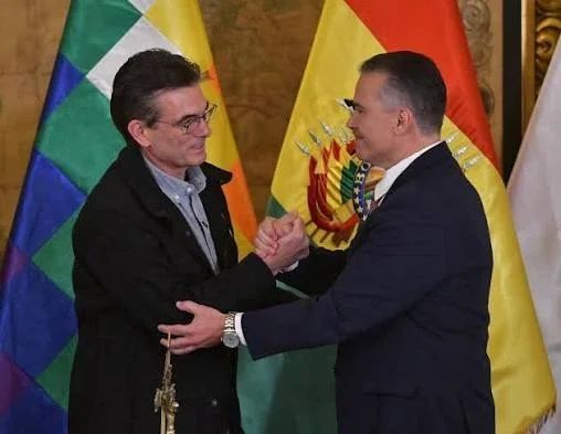 El ministro de Defensa Ernesto Justiniano junto al presidente Rodrigo Paz