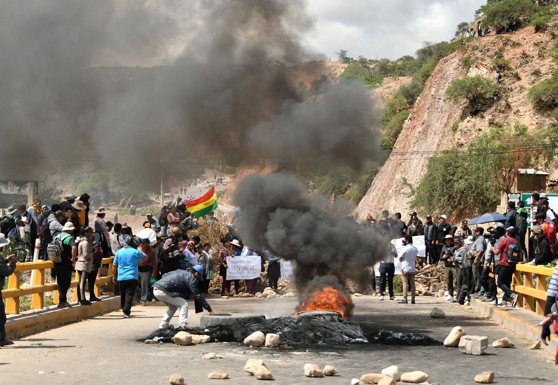 Evistas bloqueando una ruta de La Paz