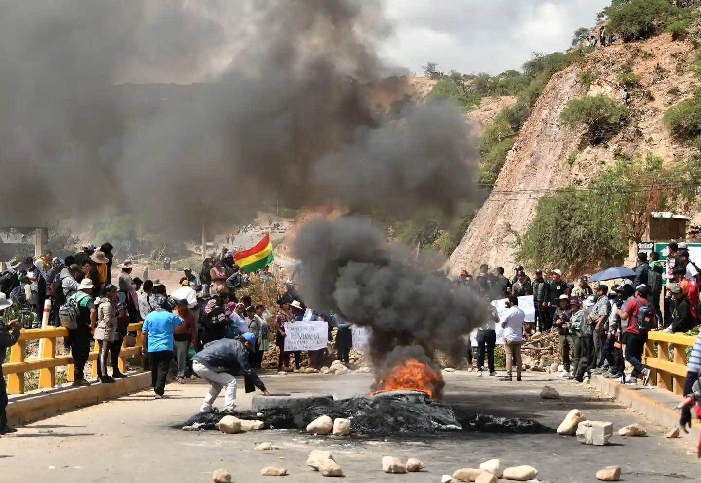 Seguidores de Evo Morales bloqueando una ruta