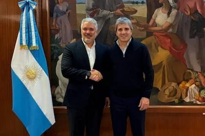 Iván Duque alongside Argentine Economy Minister Luis Caputo