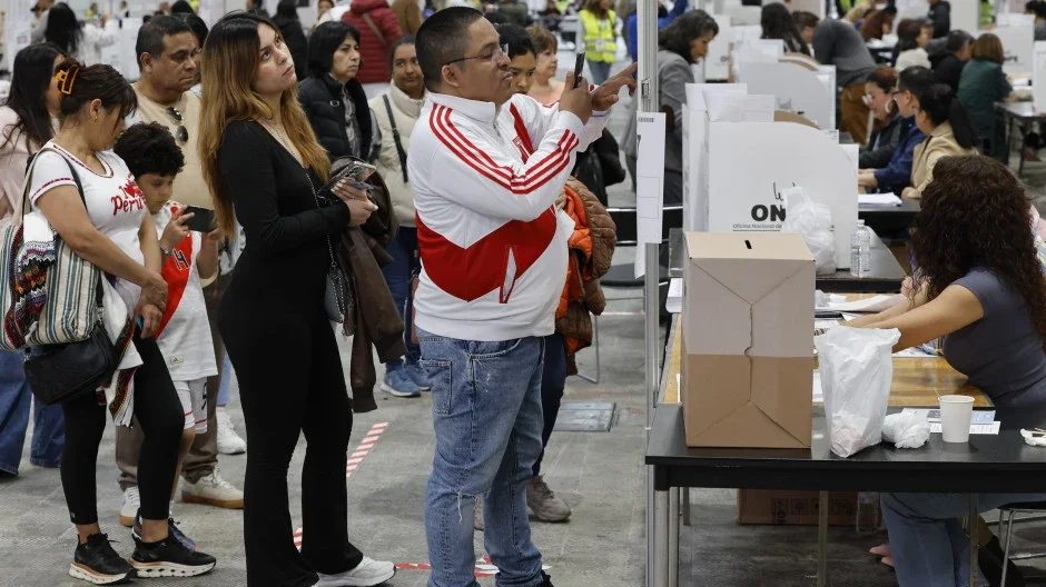 Peruanos votando en las elecciones presidenciales