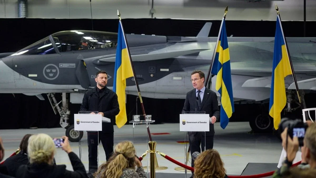 President Volodymyr Zelensky alongside Swedish Prime Minister Ulf Kristersson at the delivery of Swedish fighter jets to Ukraine