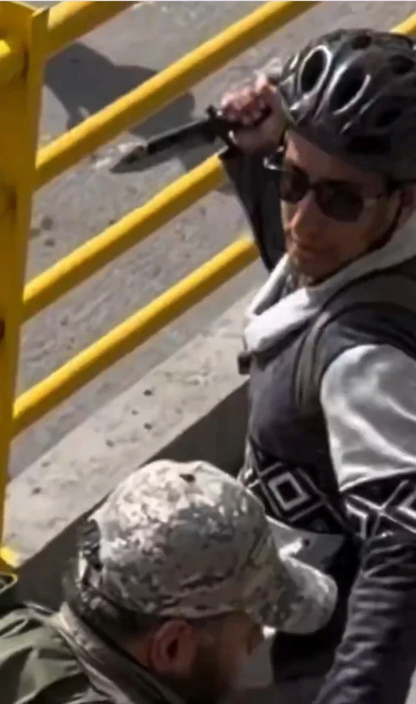 Uno de los comunistas atacando con un arma blanca