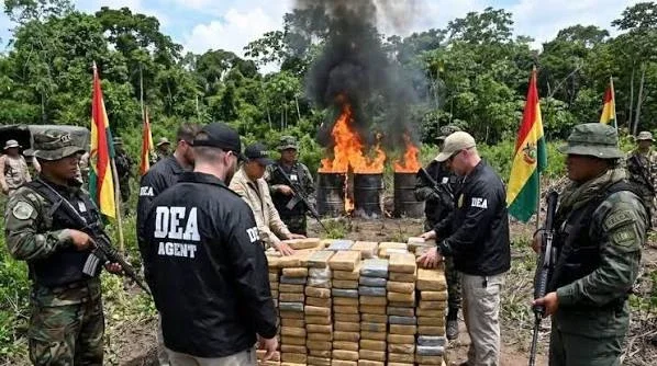 Agentes de la DEA junto a soldados bolivianos