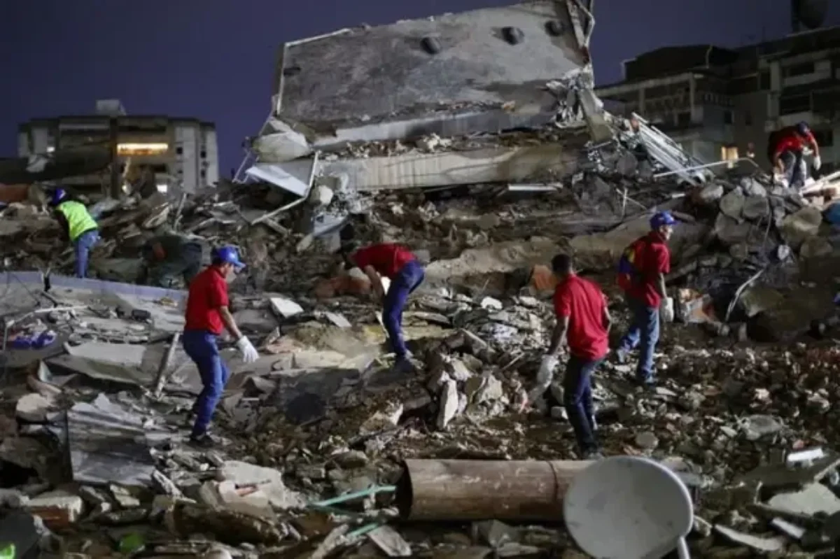 Rescatistas venezolanos entre los escombros