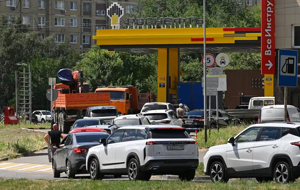 Autos rusos haciendo fila en una estación de servicio