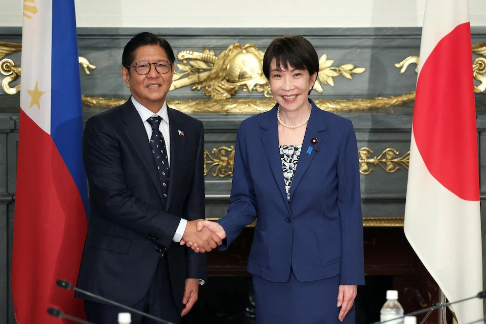 El presidente filipino junto a la primera ministra japonesa