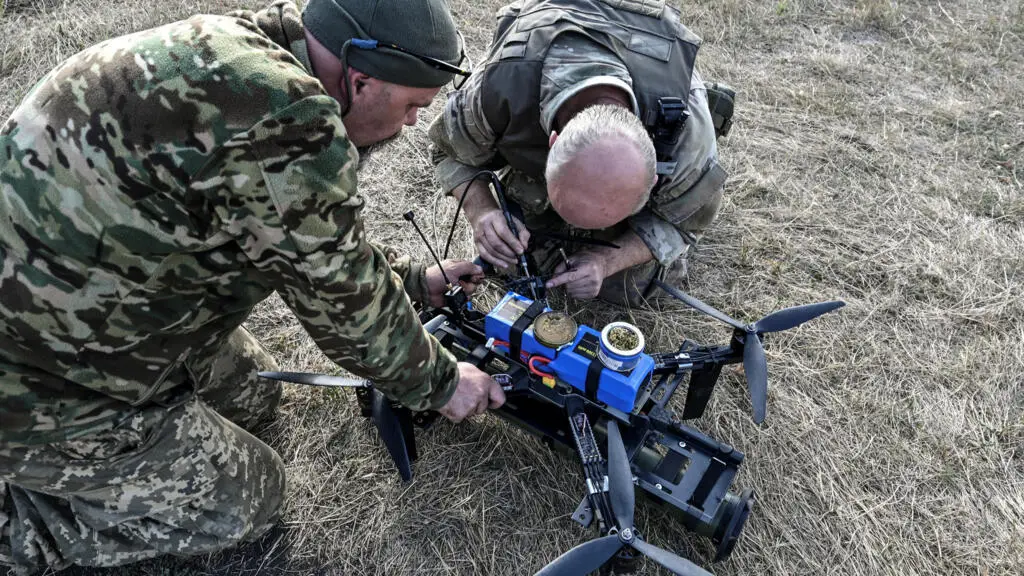 Soldados rusos con un dron militar
