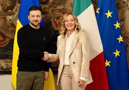 El presidente ucraniano Volodímir Zelensky junto a la primer ministra italiana Georgia Meloni