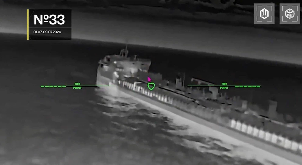 Un petrolero ruso siendo atacado por un dron militar ucraniano