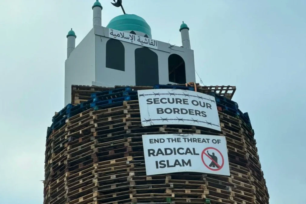 Británicos quemaron una réplica de una mezquita en Irlanda del Norte para manifestarse contra el extremismo islámico.