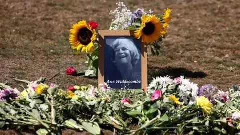 Una fotografía de Ann Widdecombe junto a flores