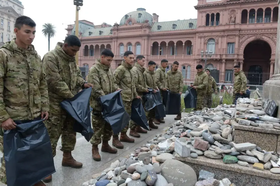 Soldados argentinos retirando las piedras de la plaza