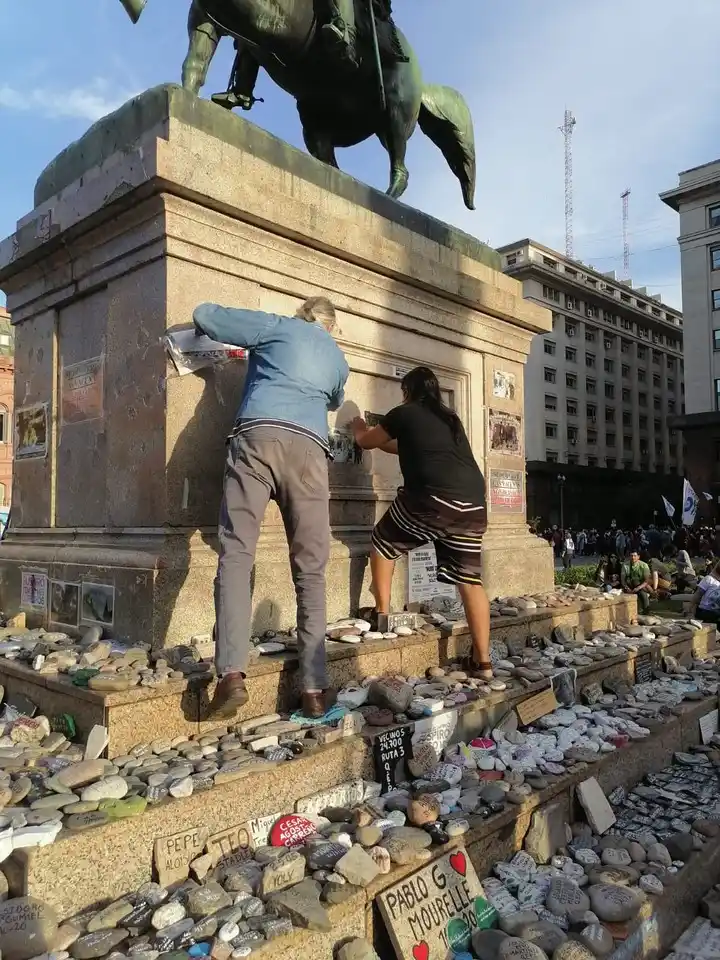 Kirchneristas vandalizando el homenaje a las víctimas del COVID-19