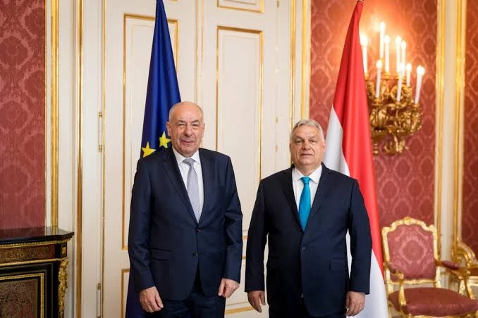 Tamás Sulyok junto al ex primer ministro húngaro Viktor Orban