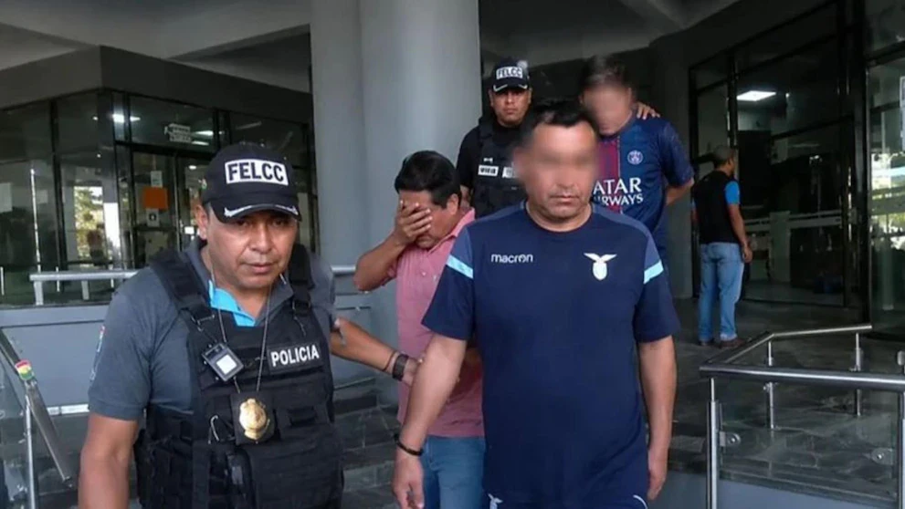 Policías bolivianos deteniendo a tres hombres acusados de ser parte de una red de reclutamiento ruso